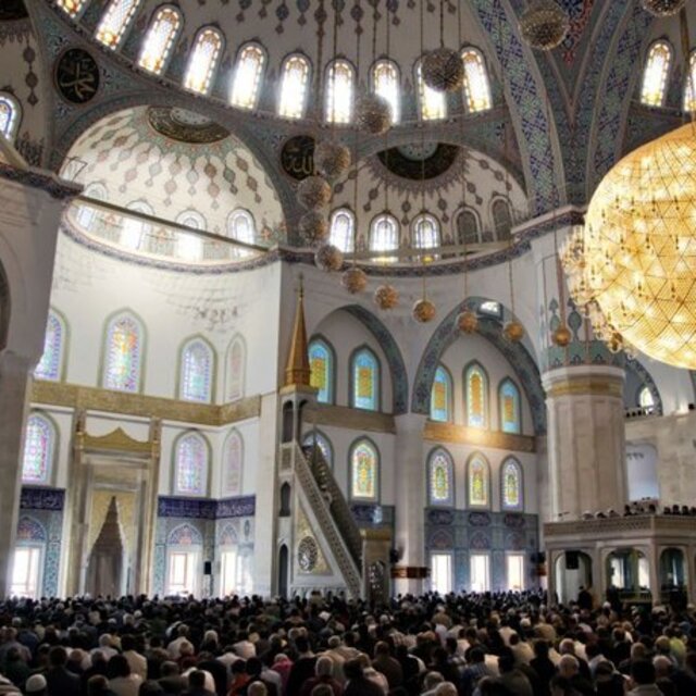 9 Ağustos İzmir Cuma namazı saat kaçta?