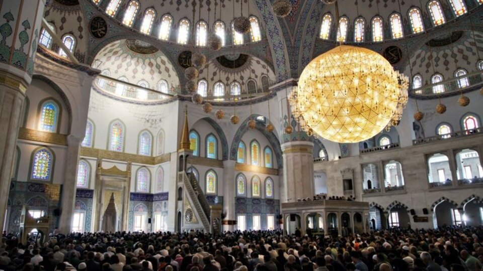 9 Ağustos İzmir Cuma namazı saat kaçta?