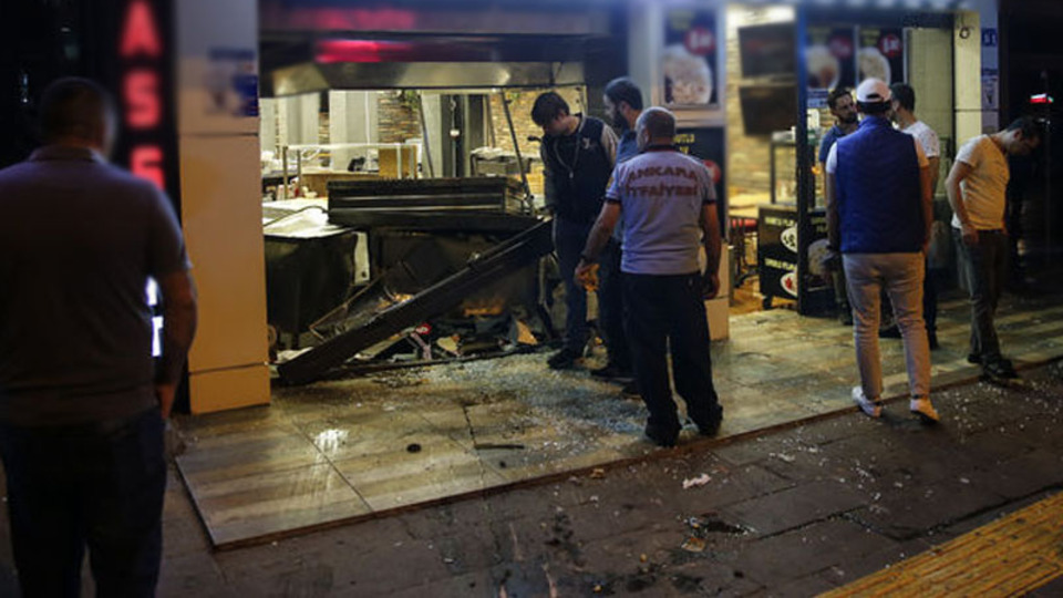 Kontrolden çıkan araç dükkana daldı