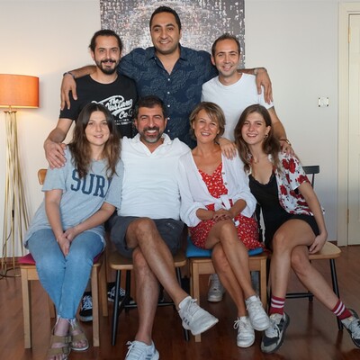 Çakallarla Dans'ın yazarı ilk kez yönetmen koltuğunda