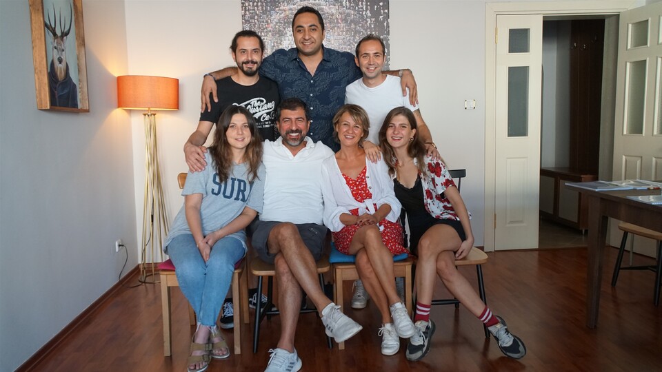 Çakallarla Dans'ın yazarı ilk kez yönetmen koltuğunda