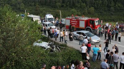 İki otomobil kafa kafaya çarpıştı