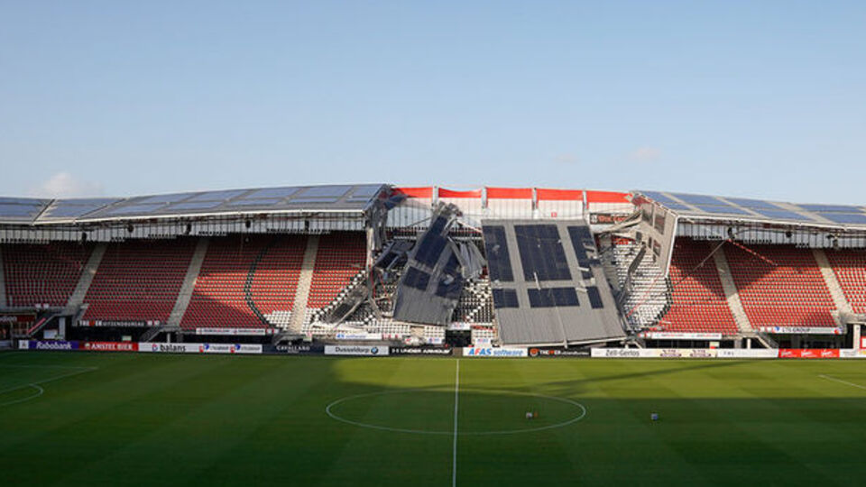 Hortum stadın çatısını çökertti!