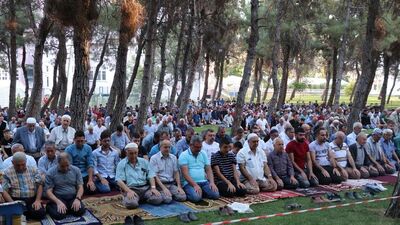 Camiler doldu taştı