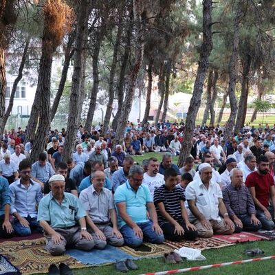 Camiler doldu taştı