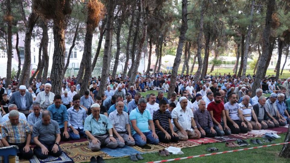 Camiler doldu taştı