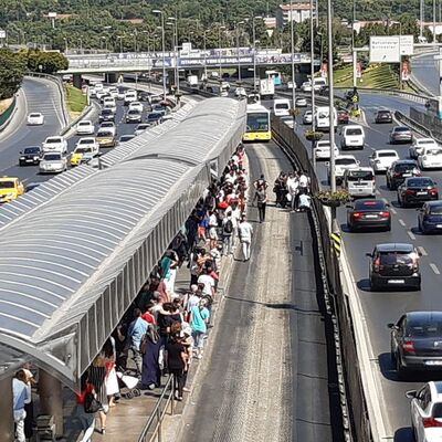 Feci kaza! Metrobüsün altında kaldı