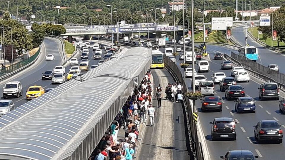Feci kaza! Metrobüsün altında kaldı
