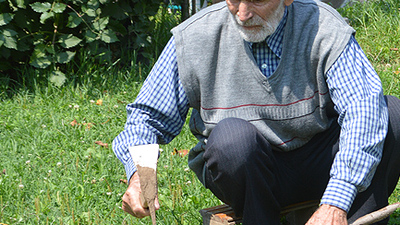 104 yaşındaki Mustafa dede gençlere taş çıkartıyor