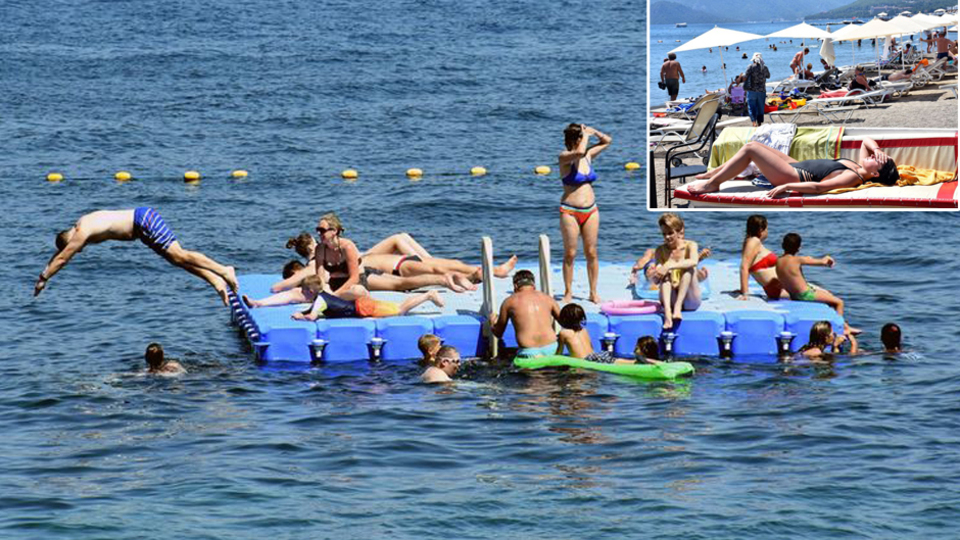 Tatilciler denize ve havuzlara koştu!