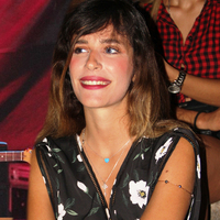 Eşini yalnız bırakmadı