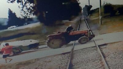 Trenin traktöre çarpma anı kamerada