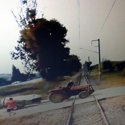 Trenin traktöre çarpma anı kamerada