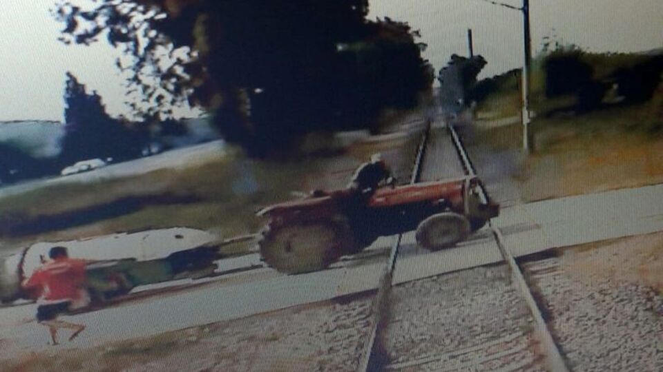 Trenin traktöre çarpma anı kamerada