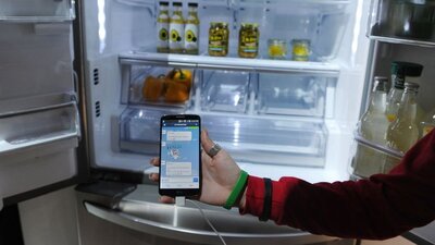 Annesi telefonuna el koyunca buzdolabından tweet attı!