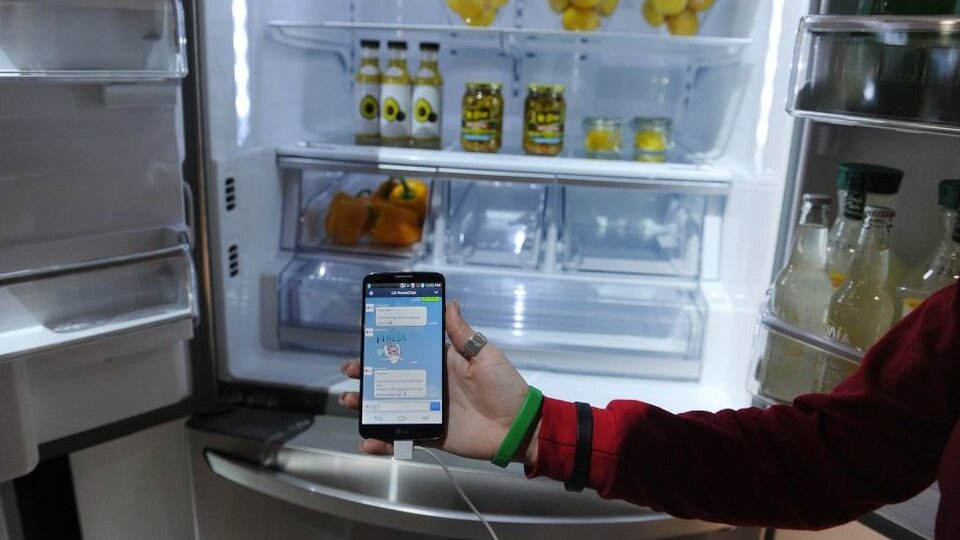 Annesi telefonuna el koyunca buzdolabından tweet attı!