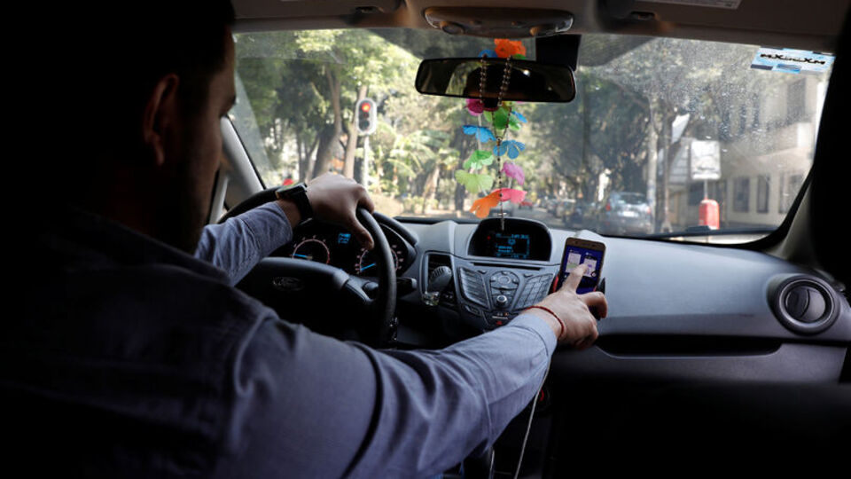 Araç kullanırken 'eller serbest' gözler kapalı!