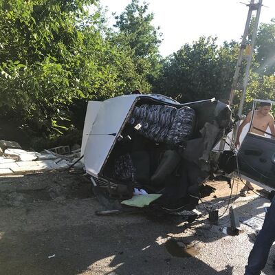 İkiye bölünen otomobilden sağ çıktılar