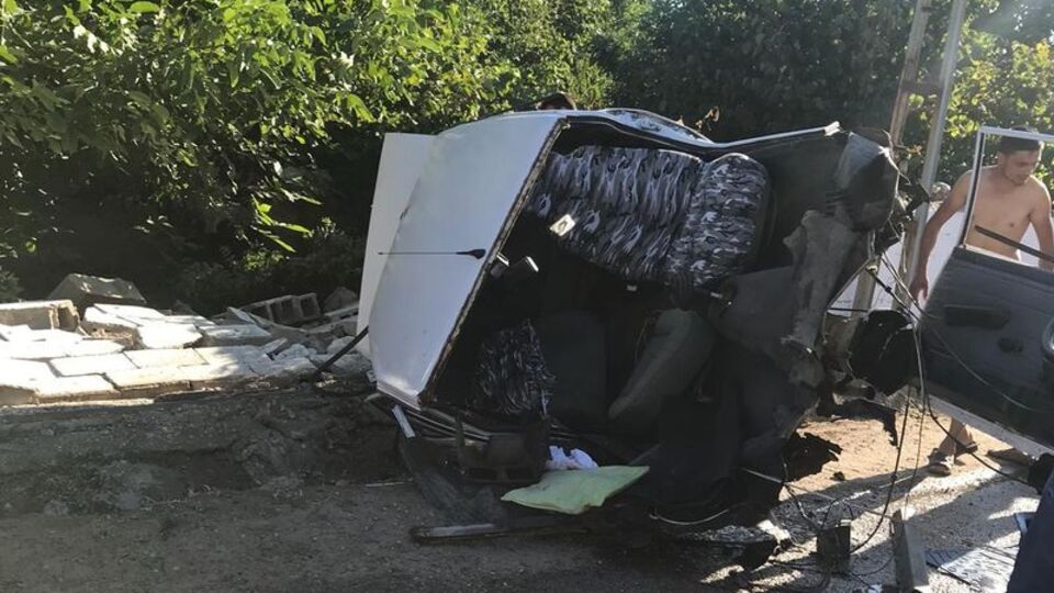 İkiye bölünen otomobilden sağ çıktılar