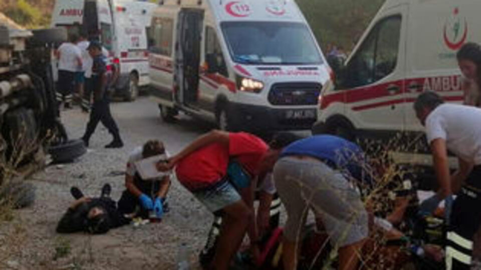 Safari cipi devrildi: 16 yaralı
