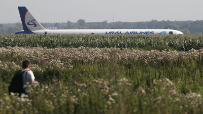 Kuş sürüsüne çarptı mısır tarlasına indi! 23 yaralı
