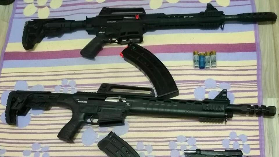 Tarsus'ta bir eve yapılan baskında çok sayıda silah ele geçirildi