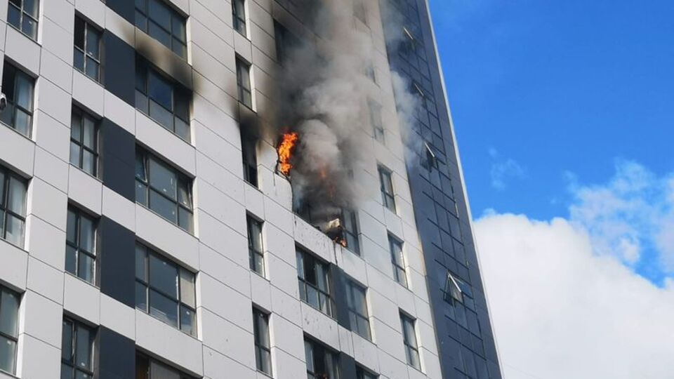 Ümraniye'de 16 katlı apartmanda yangın!