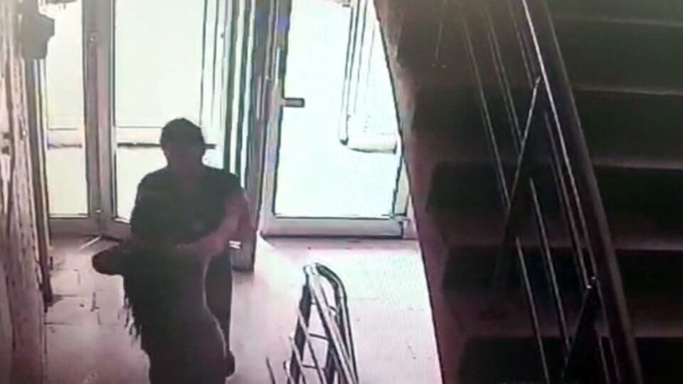 Komşu kızını darp edip saçlarını yoldu