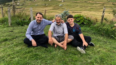 Üç nesil bir arada! Dede, baba ve torun…