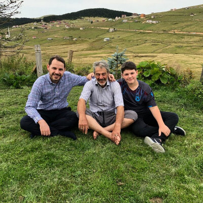 Üç nesil bir arada! Dede, baba ve torun…