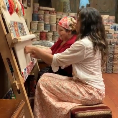 Ünlü yıldız Kapalıçarşı'da halı dokudu