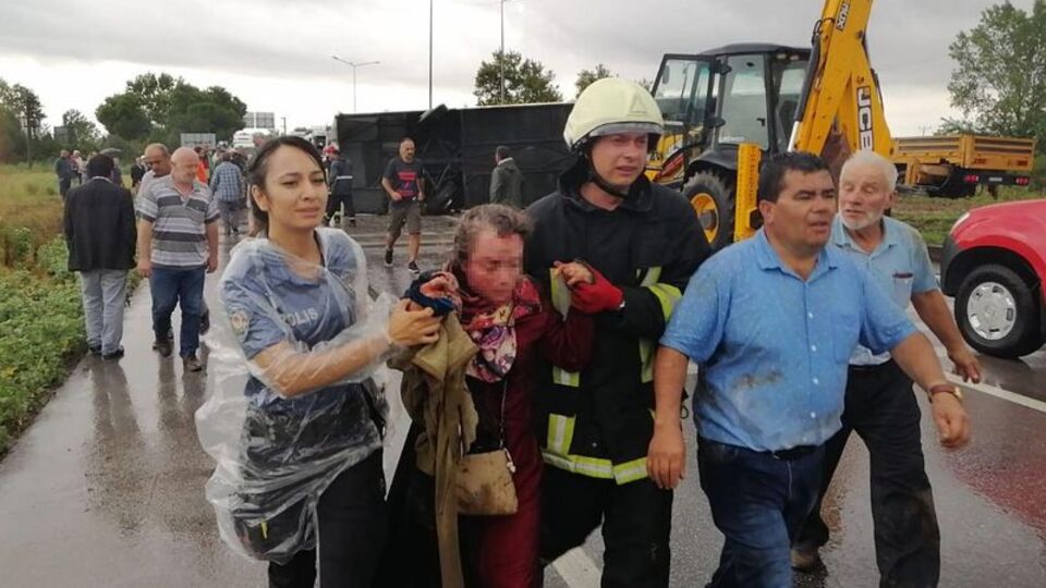 Yolcu otobüsü devrildi! Ölü ve yaralılar var