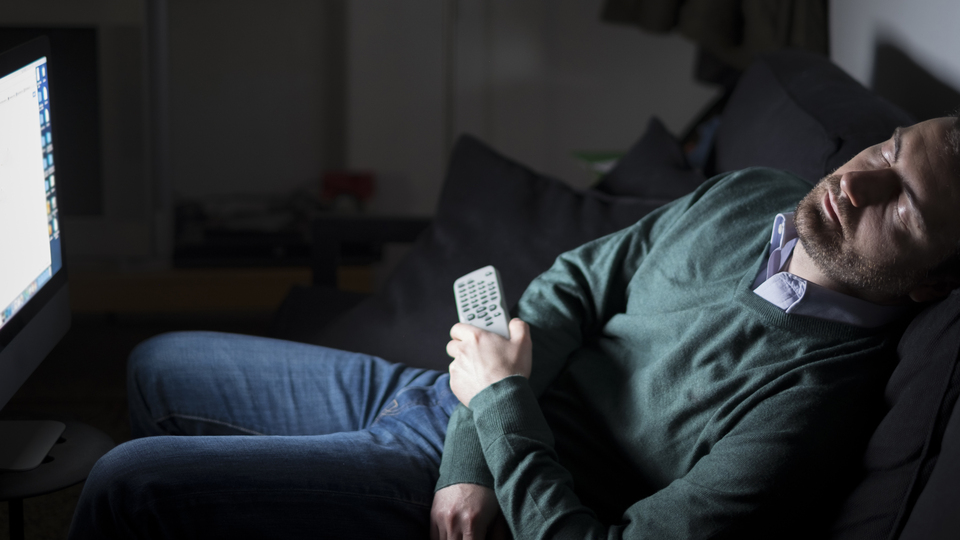 Televizyon karşısında uyuyanlara kötü haber!