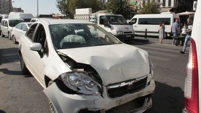 Otomobil yolcu minibüsüne çarptı!