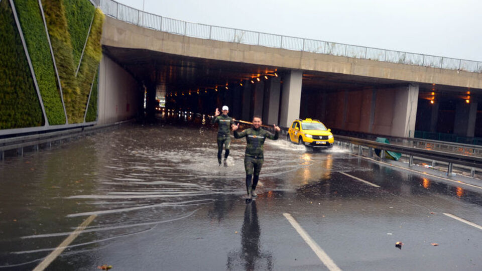 Altgeçitte büyük korku! Zıpkıncılar kurtardı