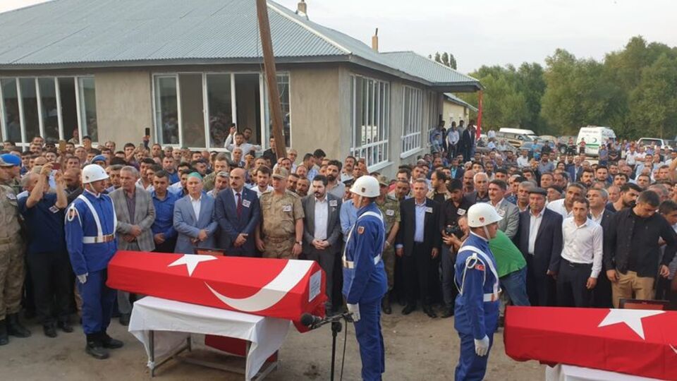 Düğün günü kardeşiyle birlikte toprağa verildi