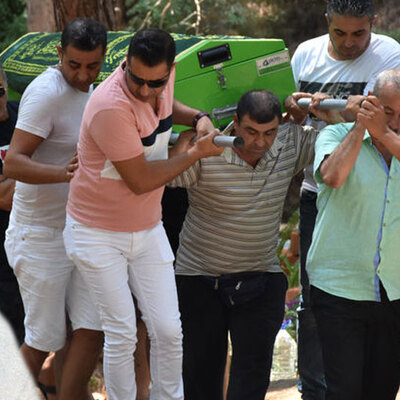 Ünlü şarkıcı toprağa verildi