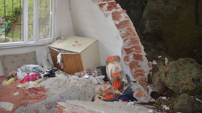 Evde otururlarken duvar üzerilerine yıkıldı!