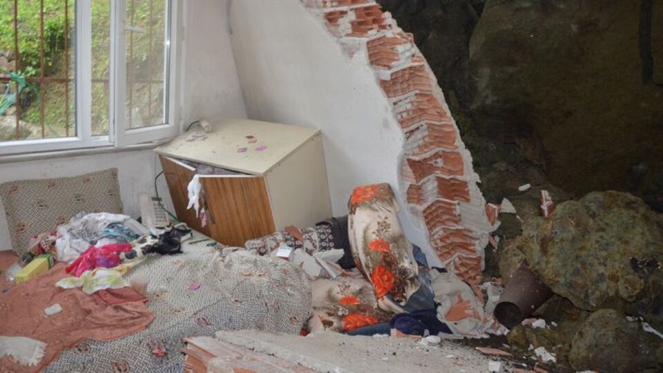 Evde otururlarken duvar üzerilerine yıkıldı!