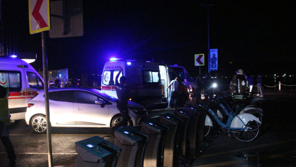 Balık tutanlara çarpan minibüs denize uçtu! Yaralılar var