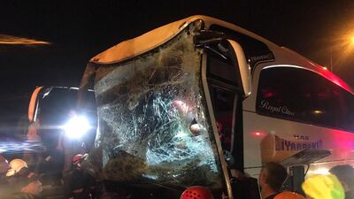 Yolcu otobüsü TIR'a çarptı: Çok sayıda yaralı var
