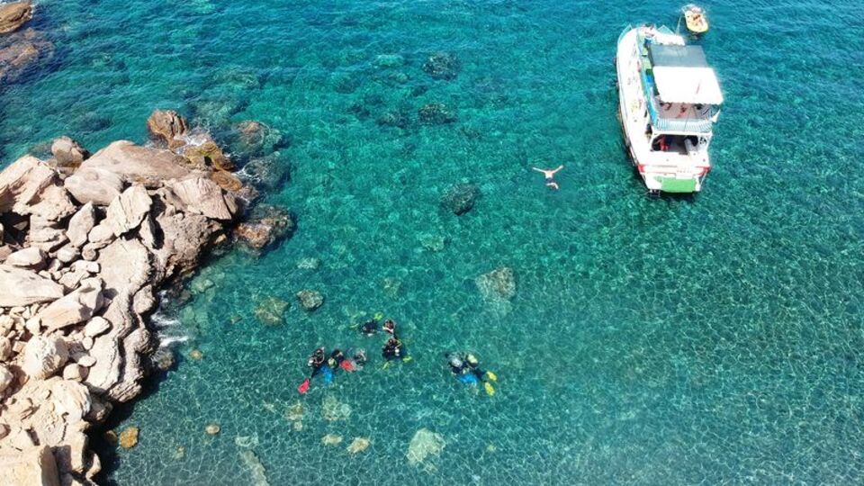 Berrak deniziyle dalış tutkunlarını ağırlıyor