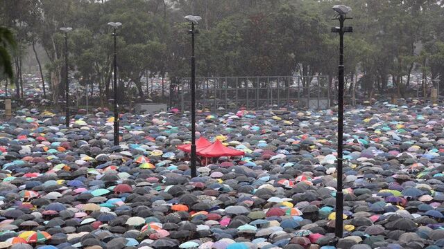 Hong Kong´da binlerce kişi sokaklarda