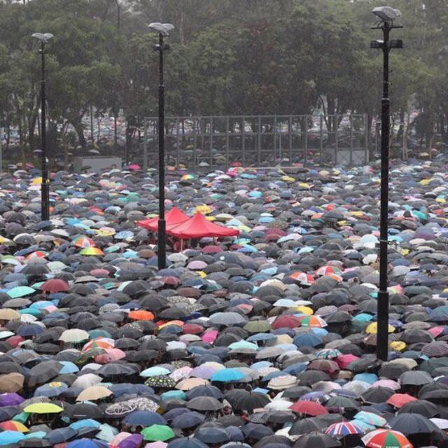 Hong Kong´da binlerce kişi sokaklarda
