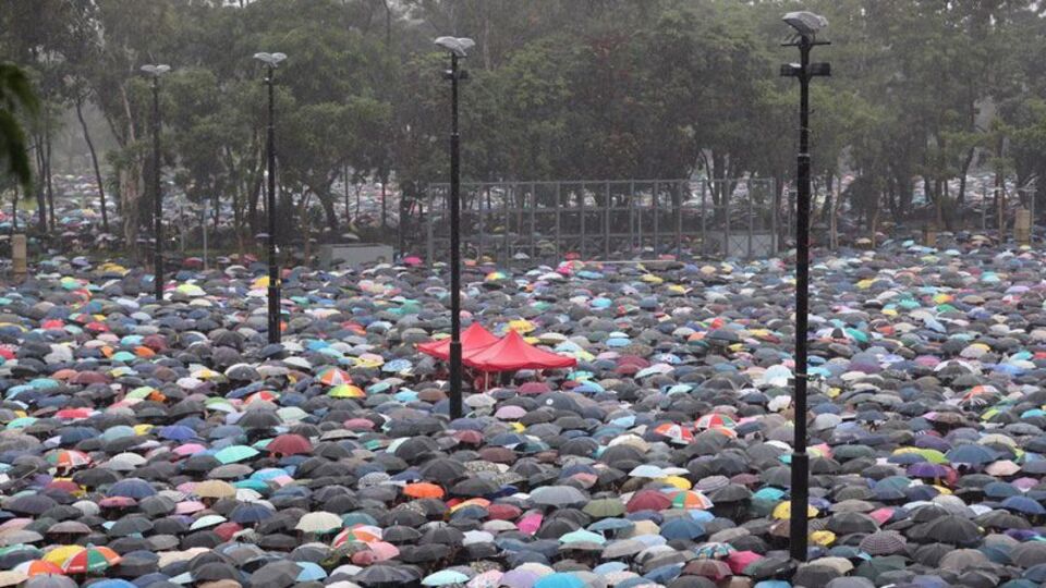 Hong Kong´da binlerce kişi sokaklarda