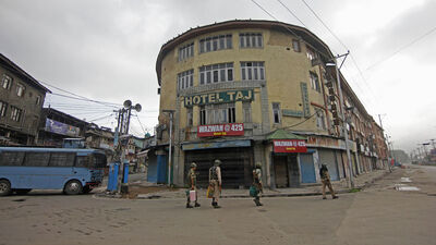 Hindistan Keşmir'de kısıtlamalara tekrar başladı