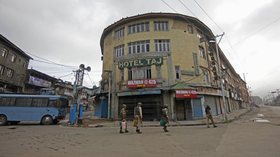 Hindistan Keşmir'de kısıtlamalara tekrar başladı