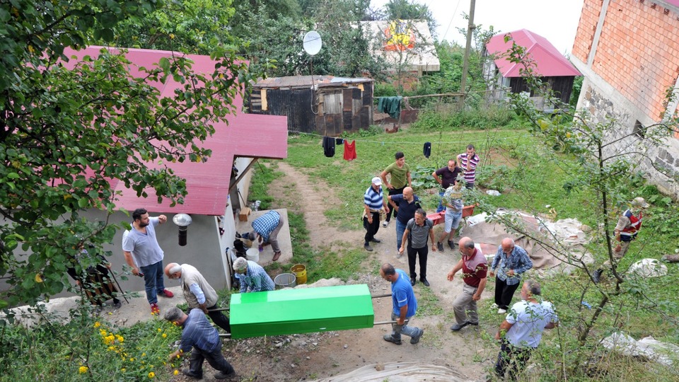 Havaya ateş etti kendini vurdu