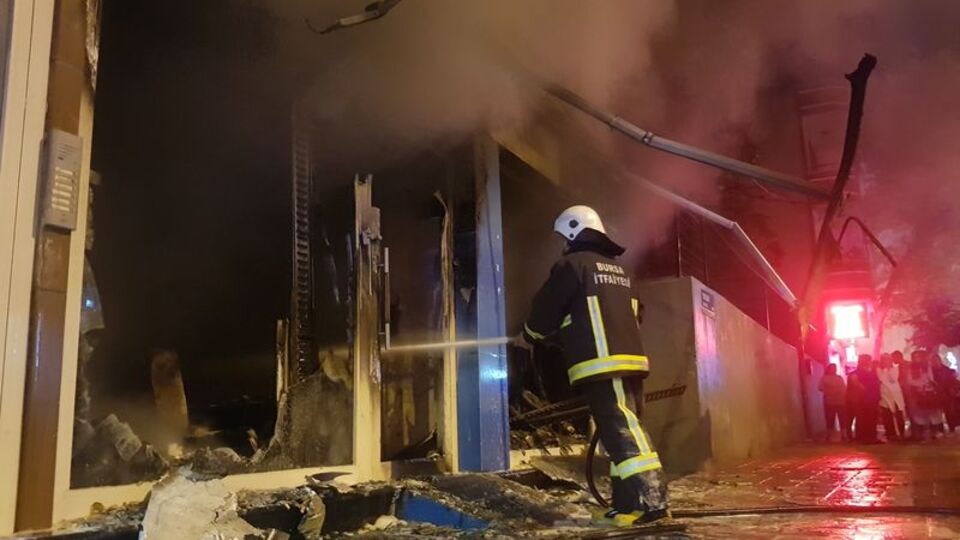 Bursa'da iş yeri alev alev yandı