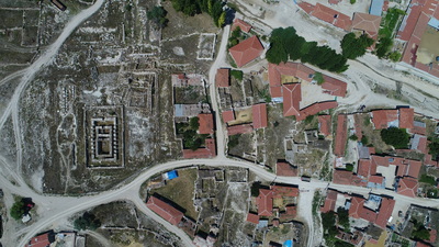 O şehrin yanı başında yaşıyorlar